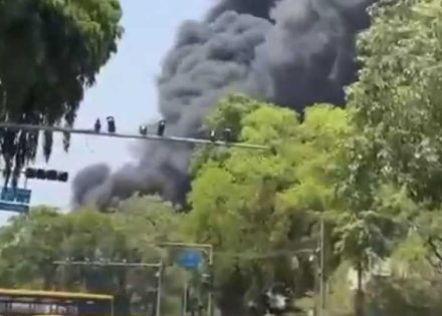 Avion s 242 putnika srušio se u Ahmedabadu (VIDEO) Avion s 242 putnika srušio se u Ahmedabadu (VIDEO)