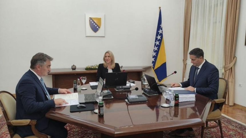 Ministar finansija poslao ‘novi’ budžet BiH sa starim rješenjm isplate duga ‘Viaductu’ Ministar finansija poslao ‘novi’ budžet BiH sa starim rješenjm isplate duga ‘Viaductu’