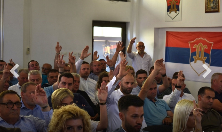 Burno na sjednici SDS-a: Traži se ostavka kompletnog rukovodstva! Burno na sjednici SDS-a: Traži se ostavka kompletnog rukovodstva!