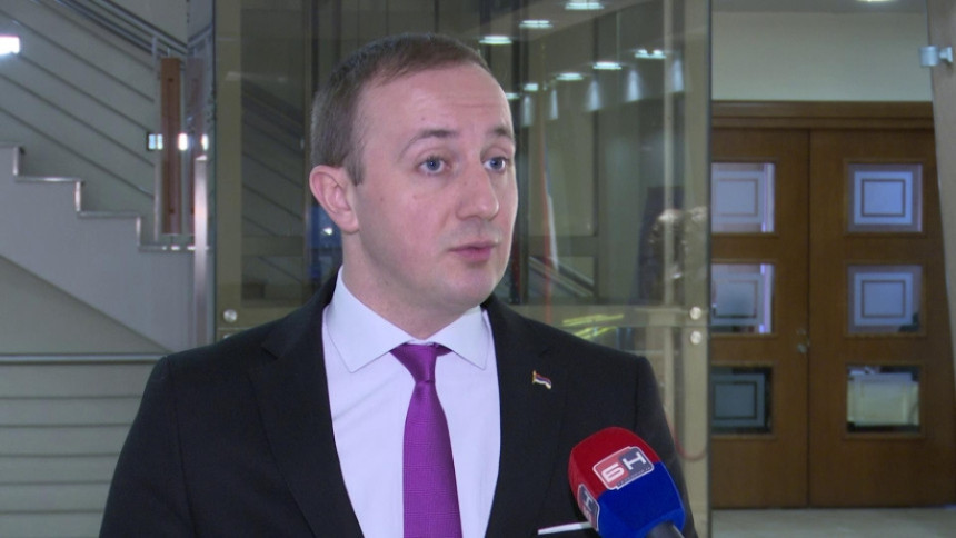 Vlada krije odgovor o uplati 30 mil. evra fizičkom licu? Vlada krije odgovor o uplati 30 mil. evra fizičkom licu?
