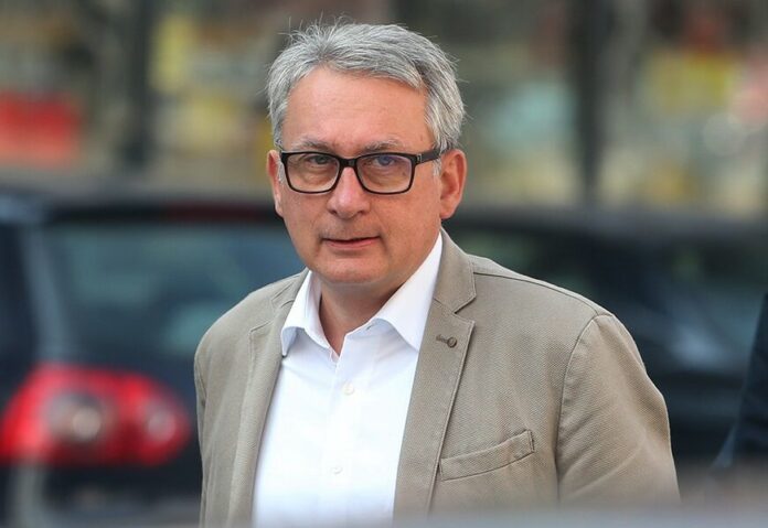 Bosić napustio sjednicu SDS-a zbog Milana Miličevića Bosić napustio sjednicu SDS-a zbog Milana Miličevića