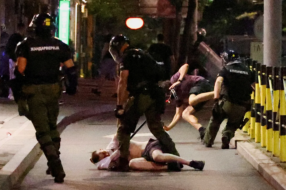 Nasilna hapšenja i razbijanje blokada tokom noći širom Srbije: „Devojka oborena i šutirana u grudni koš“