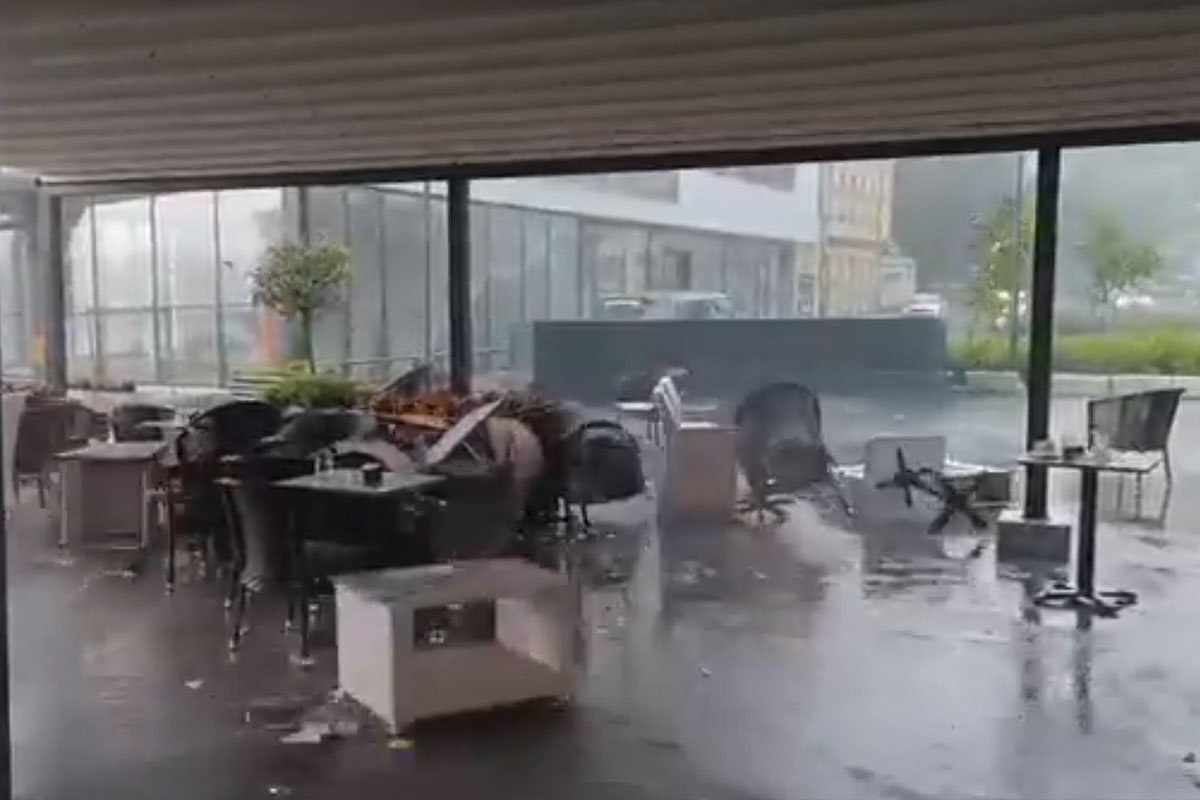 Nevrijeme u Bihaću, vjetar nosio sve pred sobom (VIDEO) Nevrijeme u Bihaću, vjetar nosio sve pred sobom (VIDEO)