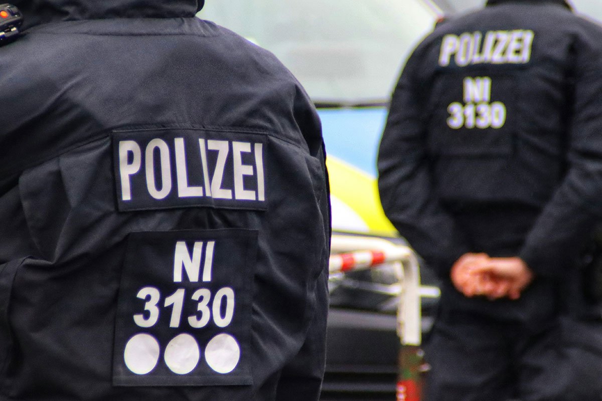Teško naoružana njemačka policija savladala mladića iz BiH, osumnjičen za terorizam Teško naoružana njemačka policija savladala mladića iz BiH, osumnjičen za terorizam