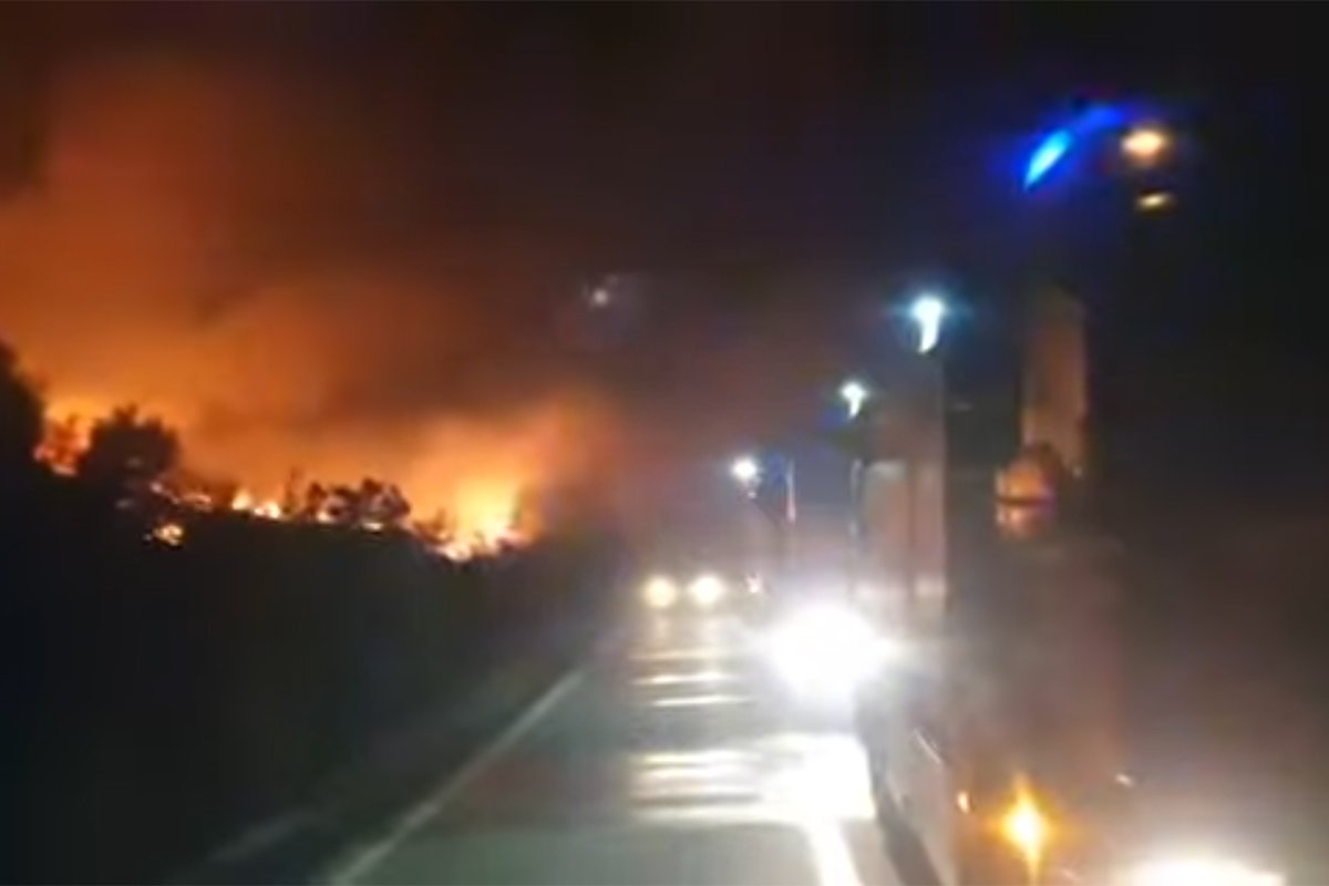 Rasplamsali se požari u Hercegovini: Vatrogasci ne pamte težu noć (VIDEO) Rasplamsali se požari u Hercegovini: Vatrogasci ne pamte težu noć (VIDEO)