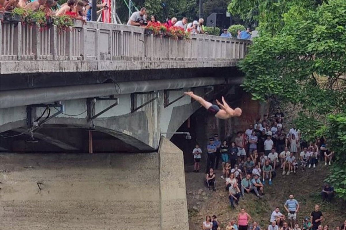 Tradicionalnim skokovima sa Gradskog mosta u Banjaluci otvoreno „Ljeto na Vrbasu“ Tradicionalnim skokovima sa Gradskog mosta u Banjaluci otvoreno „Ljeto na Vrbasu“