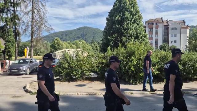 Bliski susret Kosjeraca sa „nabildovanom grupom“ koja nadzire glasače SNS, stigla i interventna Bliski susret Kosjeraca sa „nabildovanom grupom“ koja nadzire glasače SNS, stigla i interventna