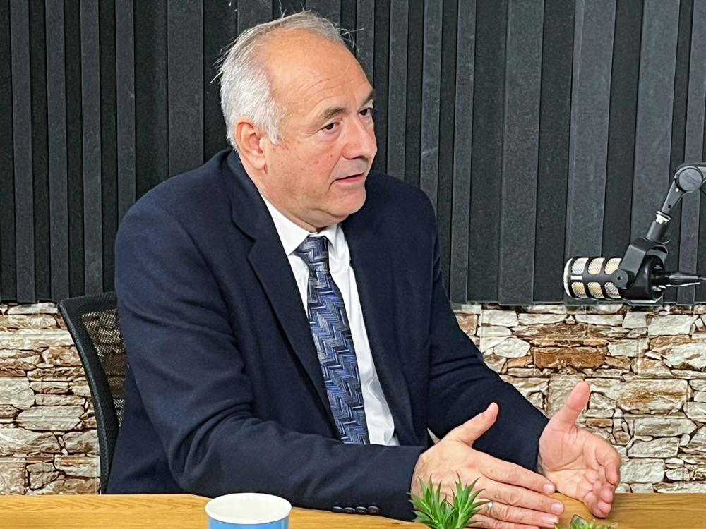 Intervju Prof. dr Milo Lompar: Vučić vlada korupcijom, propagandom i nasiljem Intervju Prof. dr Milo Lompar: Vučić vlada korupcijom, propagandom i nasiljem