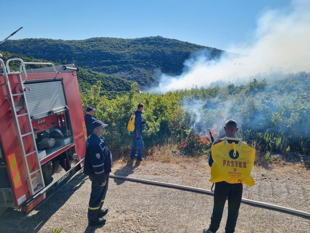 Borba sa vatrenom stihijom u Trebinju se nastavlja