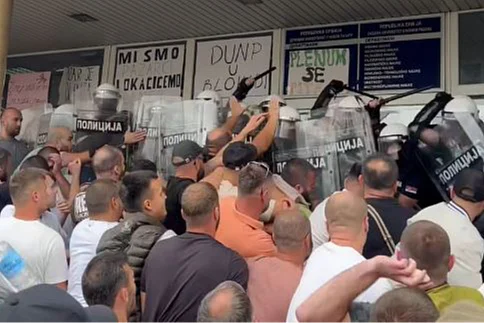 „Radikalski štos!“ – Ko huška na međuvjerski sukob u Novom Pazaru? Onaj koji zgradu DUNP zove „brlogom“ ili „zagrljeni fes i šajkača“ „Radikalski štos!“ – Ko huška na međuvjerski sukob u Novom Pazaru? Onaj koji zgradu DUNP zove „brlogom“ ili „zagrljeni fes i šajkača“