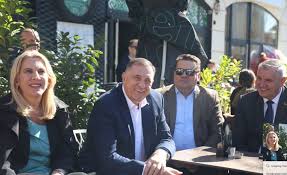 Kuća gori, a baba se češlja Kuća gori, a baba se češlja
