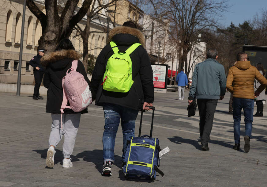 Ne pitajmo zašto idu, već ŠTA IM SE NUDI DA OSTANU: Svi pričaju o odlasku ljudi iz Srpske, osim onih zbog kojih se odlazi Ne pitajmo zašto idu, već ŠTA IM SE NUDI DA OSTANU: Svi pričaju o odlasku ljudi iz Srpske, osim onih zbog kojih se odlazi