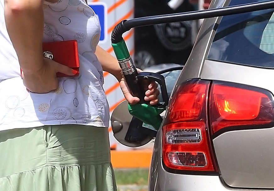 ISPLATI LI SE AUTOMOBILOM NA MORE Skočile cijene goriva u Hrvatskoj i Crnoj Gori