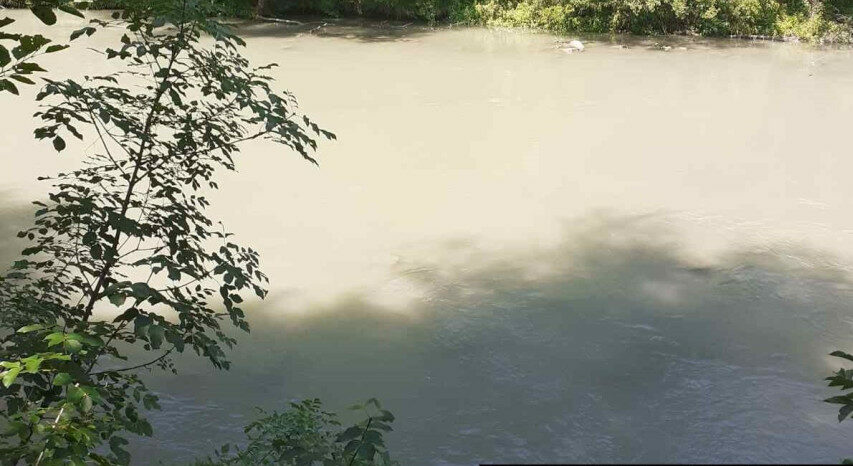 (FOTO) “VODA BIJELA KAO MLIJEKO, OVO JE UŽAS” Otrovne materije sa jalovišta u Pljevljima rijekom stigle do Foče