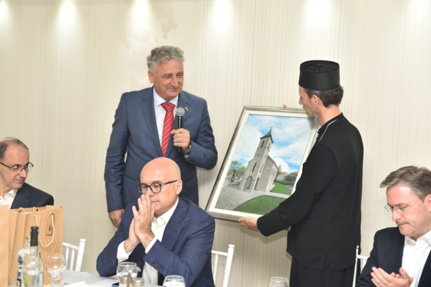 Zvaničnici Srpske ostali bez ručka i prigodnih poklona Zvaničnici Srpske ostali bez ručka i prigodnih poklona
