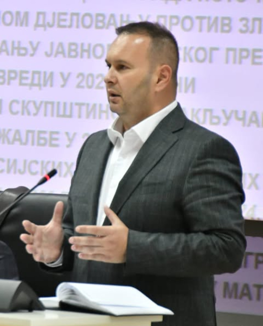 Ćosić izbjegava odgovor na pitanje kome je prodato zemljište Famosa u Istočnom Sarajevu Ćosić izbjegava odgovor na pitanje kome je prodato zemljište Famosa u Istočnom Sarajevu