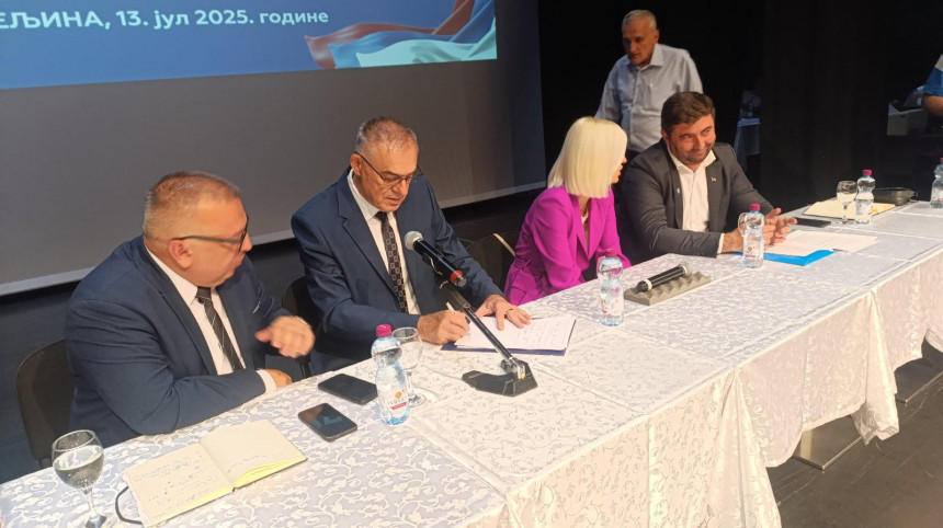 Milan Miličević podnio neopozivu ostavku predsjednika SDS-a, skupština prekinuta Milan Miličević podnio neopozivu ostavku predsjednika SDS-a, skupština prekinuta
