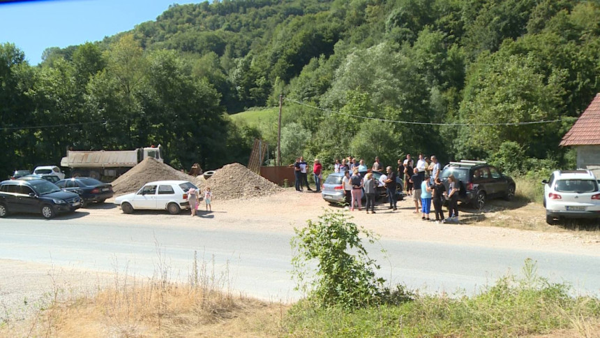 Mirni protest mještana Osmaka zbog kamenoloma Mirni protest mještana Osmaka zbog kamenoloma
