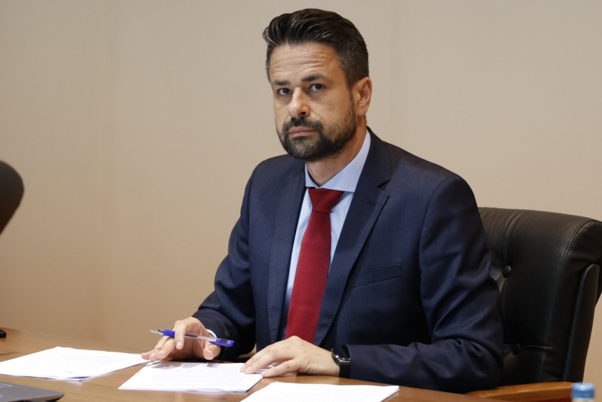 Nove kritike Srđanu Amidžiću zbog ‘kumovske zgrade’ Nove kritike Srđanu Amidžiću zbog ‘kumovske zgrade’