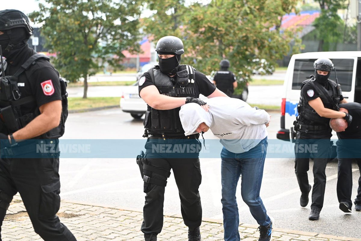 Uhapšeni u akciji „Ugar“ sprovedeni u Tužilaštvo (FOTO, VIDEO) Uhapšeni u akciji „Ugar“ sprovedeni u Tužilaštvo (FOTO, VIDEO)
