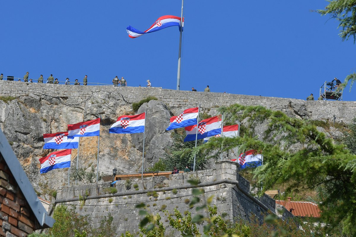 Kako žive Srbi u Kninu u danima proslave „Oluje“