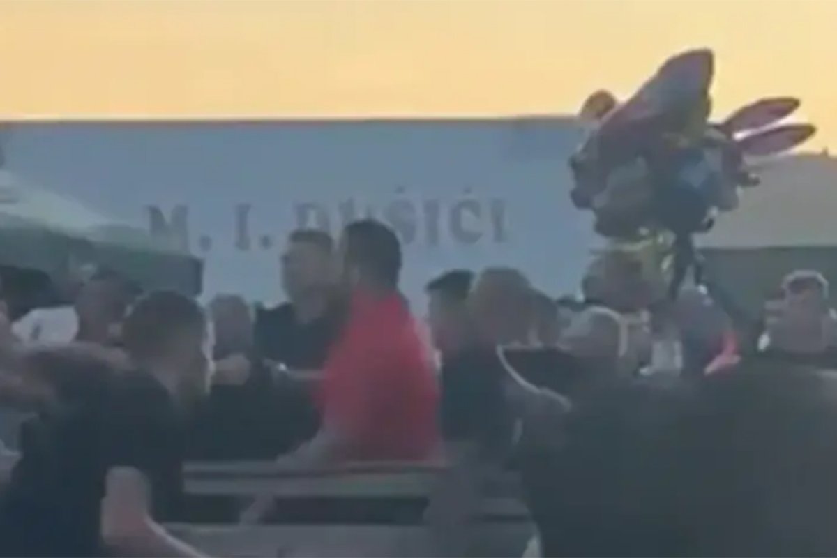 Tuča na koridi u BiH: Potukli se zbog neisplaćene opklade na borbu bikova (VIDEO) Tuča na koridi u BiH: Potukli se zbog neisplaćene opklade na borbu bikova (VIDEO)