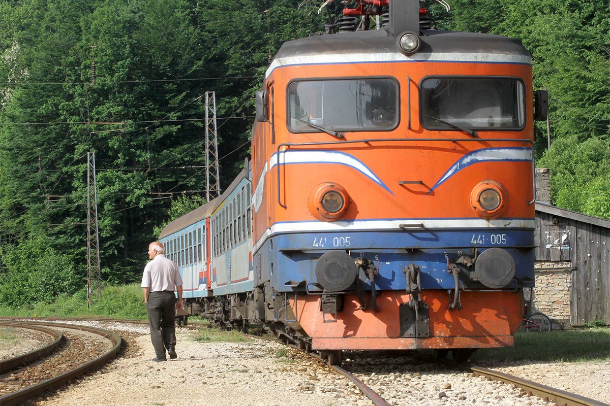 Sindikat „Željeznica RS“: Nova radna mjesta za stranačke kadrove dok vozovi staju