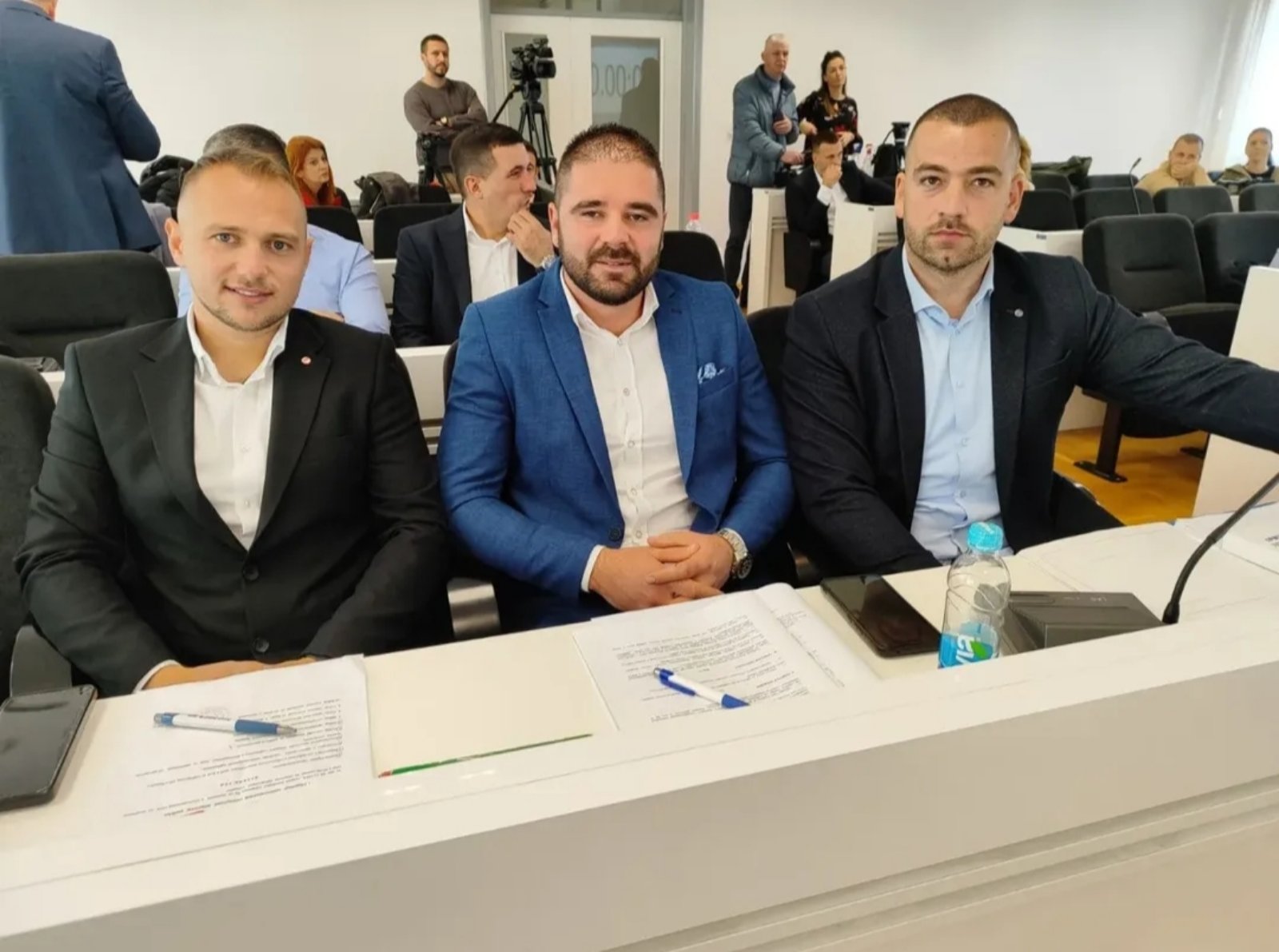 SDS BILEĆA: Usvojena deklaracija nema nikakvu pravnu i obavezujuću težinu – Ovo je čisto moralna podrška Miloradu Dodiku i SNSD-u SDS BILEĆA: Usvojena deklaracija nema nikakvu pravnu i obavezujuću težinu – Ovo je čisto moralna podrška Miloradu Dodiku i SNSD-u