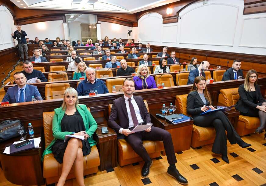 Neizvjesnost i zakonski rokovi u igri: Smiruje li SNSD priču oko 35 miliona vrijednog tendera za rasvjetu u zamjenu ZA STANIVUKOVIĆEVU PODRŠKU DODIKU