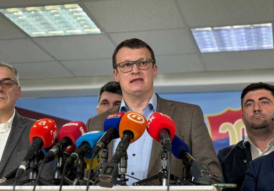 „Svaki režim je doživio kraj, pa će i vaš“ Božović prozvao RTRS zbog „VELIČANJA JEDNOG ČOVJEKA“