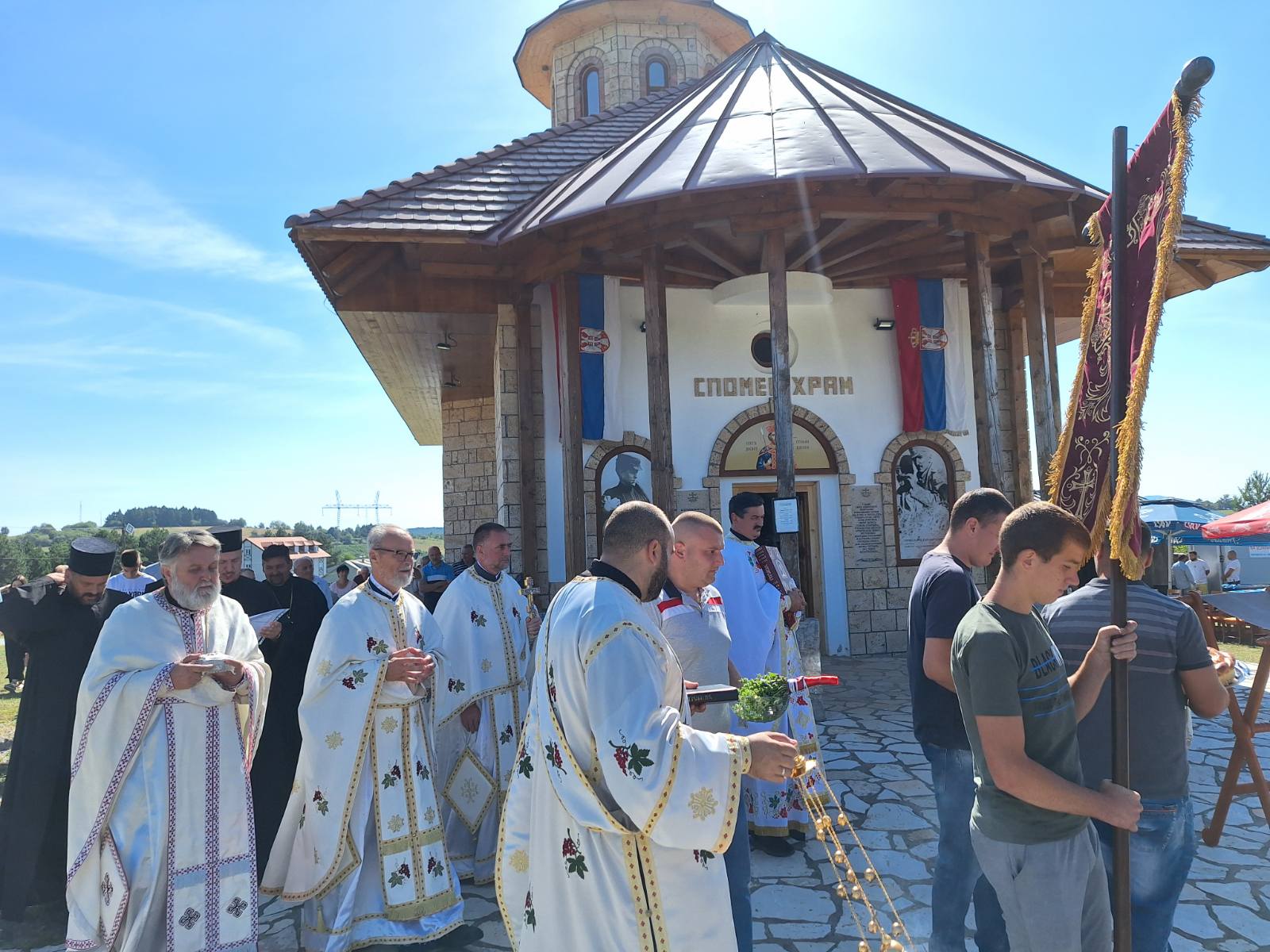 SLAVA HRAMA U ČAST JUNAKA BITKE NA MAČKOVOM KAMENU: DUHOVNI DOM SRPSKIH SOKOLOVA SLAVA HRAMA U ČAST JUNAKA BITKE NA MAČKOVOM KAMENU: DUHOVNI DOM SRPSKIH SOKOLOVA