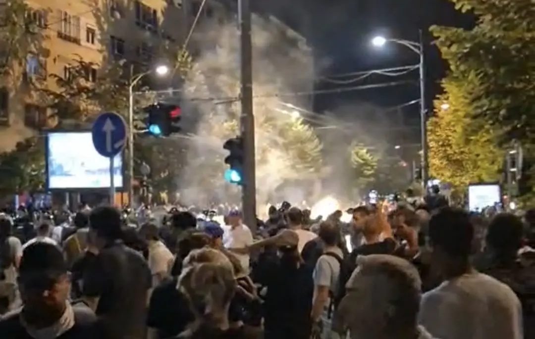 Prebijanja, pirotehnika, kordoni policije, oklopna vozila: Brutalne scene iz Srbije i Beograda (VIDEO) Prebijanja, pirotehnika, kordoni policije, oklopna vozila: Brutalne scene iz Srbije i Beograda (VIDEO)