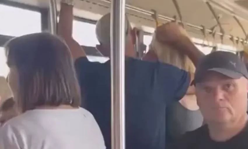 „KAKVI SMO TO LJUDI POSTALI?!“ Muškarac maltretira ženu u autobusu, a putnici sjede i ćute, pljušte komentari