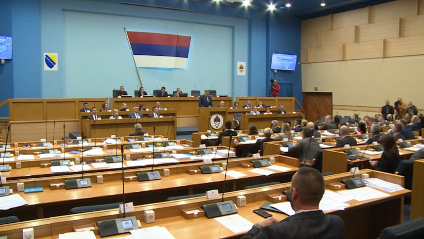 „Sve oči uprte u Milorada Dodika, koji ni sam ne zna šta radi!“