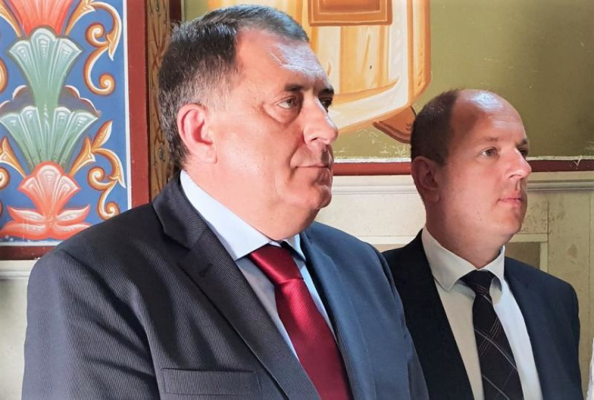 Koliko košta fotelja za Luku Petrovića: Samo ove godine ERS zadužio za 135 miliona KM Koliko košta fotelja za Luku Petrovića: Samo ove godine ERS zadužio za 135 miliona KM