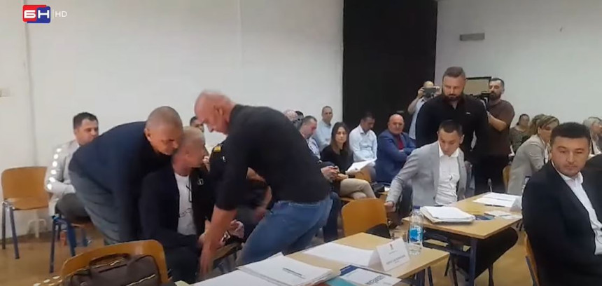 Režim SNSD na silu izbacuje neistomišljenike iz skupštinskih klupa Režim SNSD na silu izbacuje neistomišljenike iz skupštinskih klupa