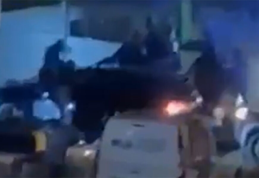 (VIDEO, FOTO) Uznemirujuća svjedočenja o BRUTALNIM RACIJAMA u Banjaluci: Ljude obarali na zemlju, šutirali, udarali palicama i elektrošokerima, EVO šta kaže policija