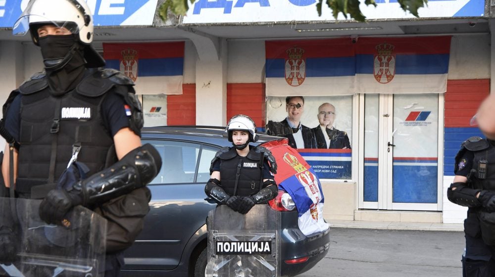 Student Bogdan doveden na sahranu sa lisicama na nogama: Gde prestaje zakon, a počinje bahatost? Student Bogdan doveden na sahranu sa lisicama na nogama: Gde prestaje zakon, a počinje bahatost?