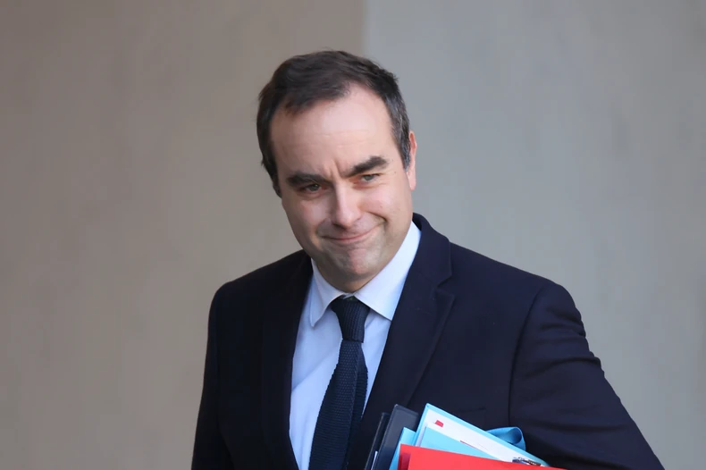 IZABRAN NOVI PREMIJER FRANCUSKE Opozicija bijesna zbog odluke: „Ovo je posljednji Makronov METAK, odgovor će dobiti sutra na ulicama“ IZABRAN NOVI PREMIJER FRANCUSKE Opozicija bijesna zbog odluke: „Ovo je posljednji Makronov METAK, odgovor će dobiti sutra na ulicama“
