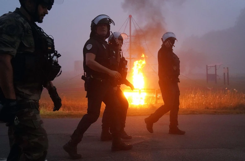 HAOS U SRCU EVROPE, OVA ZEMLJA SE TRESE! Sprema se istorijski pad, EU u strahu gleda šta se dešava: „Trulo je do srži“