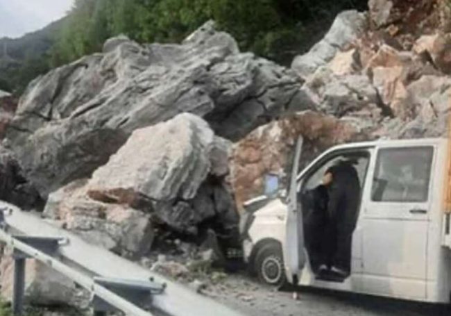  Ponovo otvoren put Cetinje-Budva: Uklonjen veliki odron u mjestu Obzovica