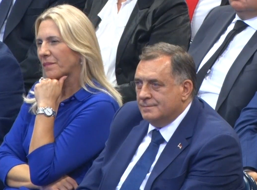 Dodik ne vjeruje Željki, zato u stopu mora da je prati Ana Tršić -Babić Dodik ne vjeruje Željki, zato u stopu mora da je prati Ana Tršić -Babić