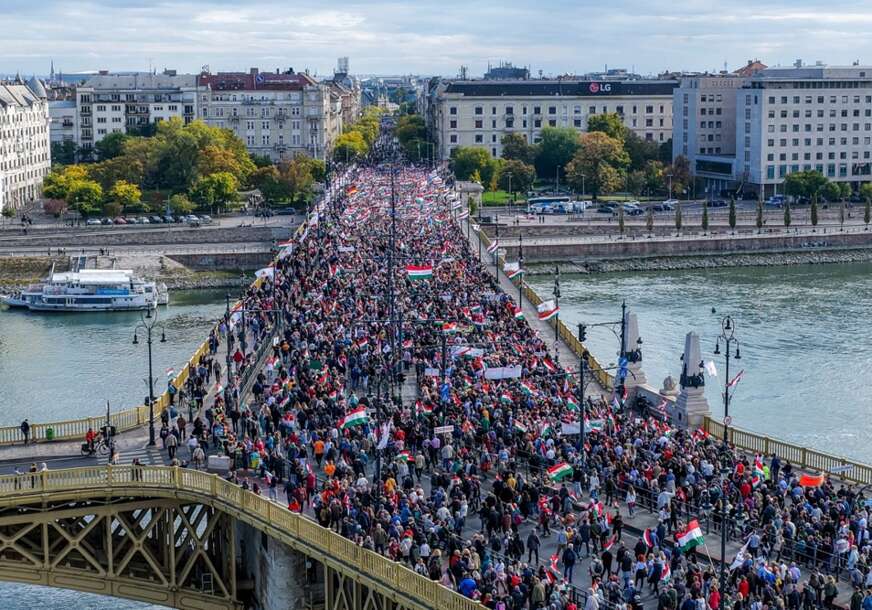 „Probudite se, izbacite BRISELSKU INFUZIJU“ Budimpešta na nogama, desetine hiljada ljudi na ulicama, poručili da NEĆE GINUTI ZA UKRAJINU