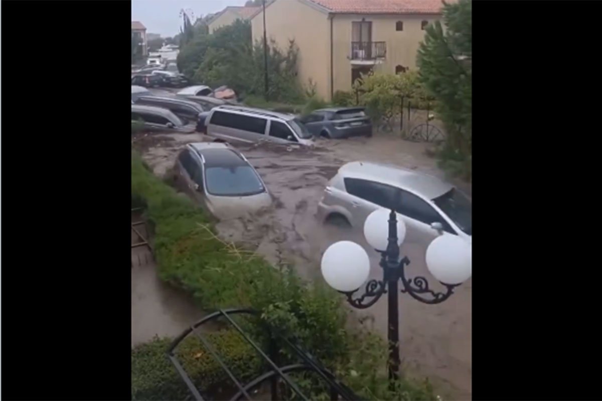 Stravične poplave u Bugarskoj: Četvoro mrtvih, voda nosi automobile niz ulice (VIDEO)