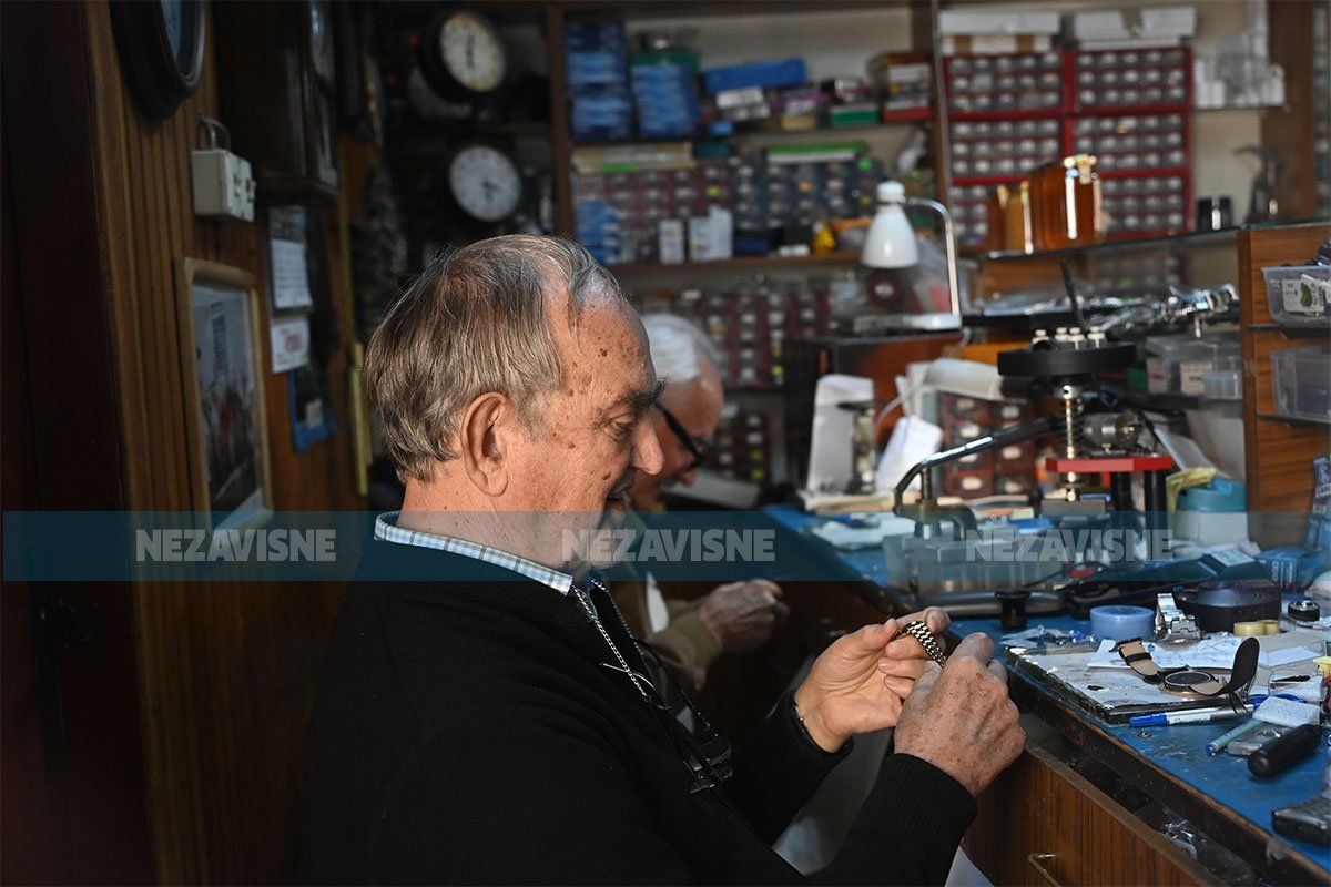 Stipo Petrušić iz Banjaluka čuva satove, sjećanja i jedan izumirući zanat (FOTO) Stipo Petrušić iz Banjaluka čuva satove, sjećanja i jedan izumirući zanat (FOTO)