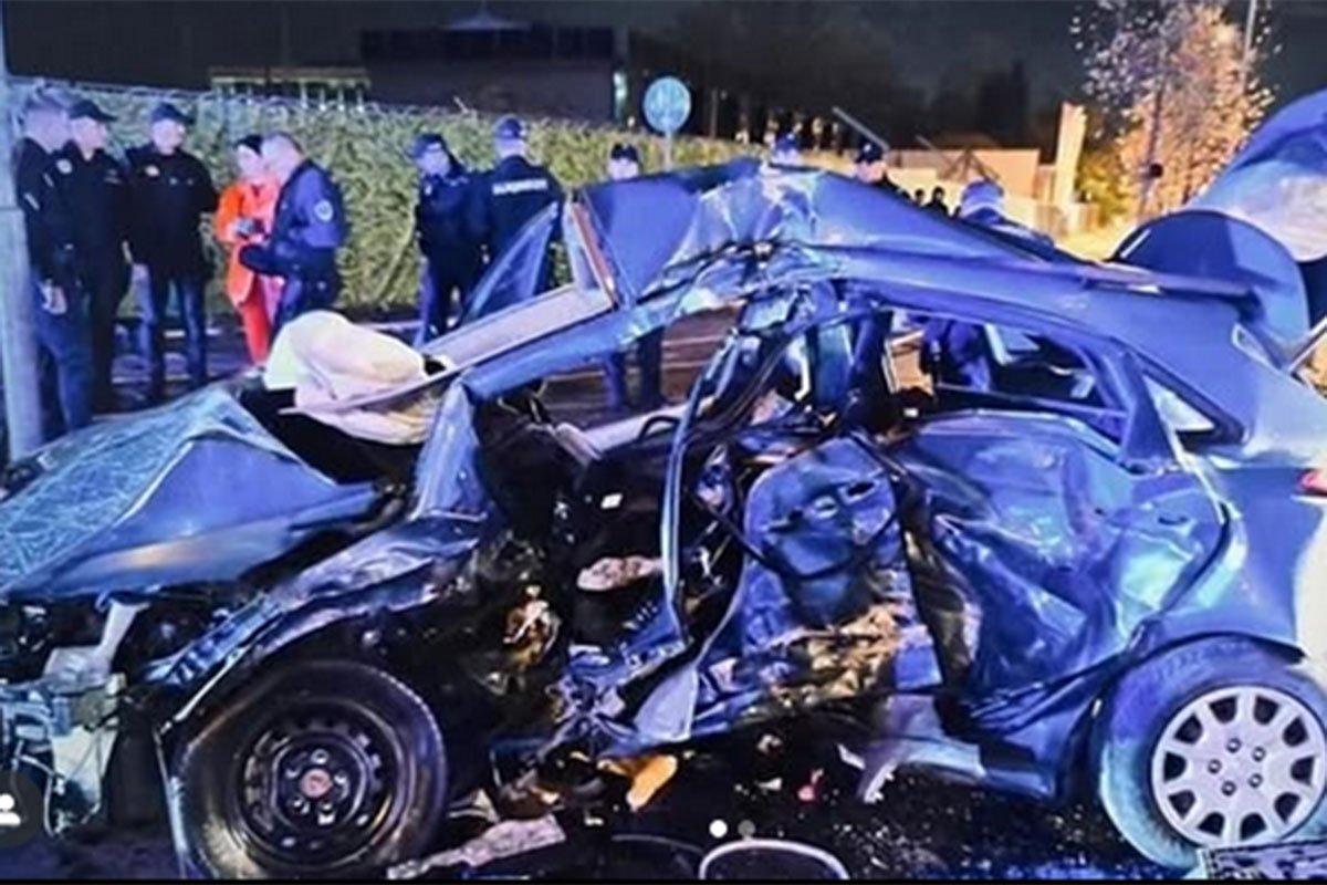 U autu s BiH tablicama proletio na crveno i usmrtio cijelu porodicu (FOTO, VIDEO) U autu s BiH tablicama proletio na crveno i usmrtio cijelu porodicu (FOTO, VIDEO)