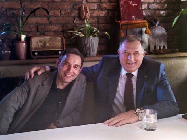 Dodik kruži oko Vučića, prvo na mala vrata preko Porfirija i Vulina Dodik kruži oko Vučića, prvo na mala vrata preko Porfirija i Vulina