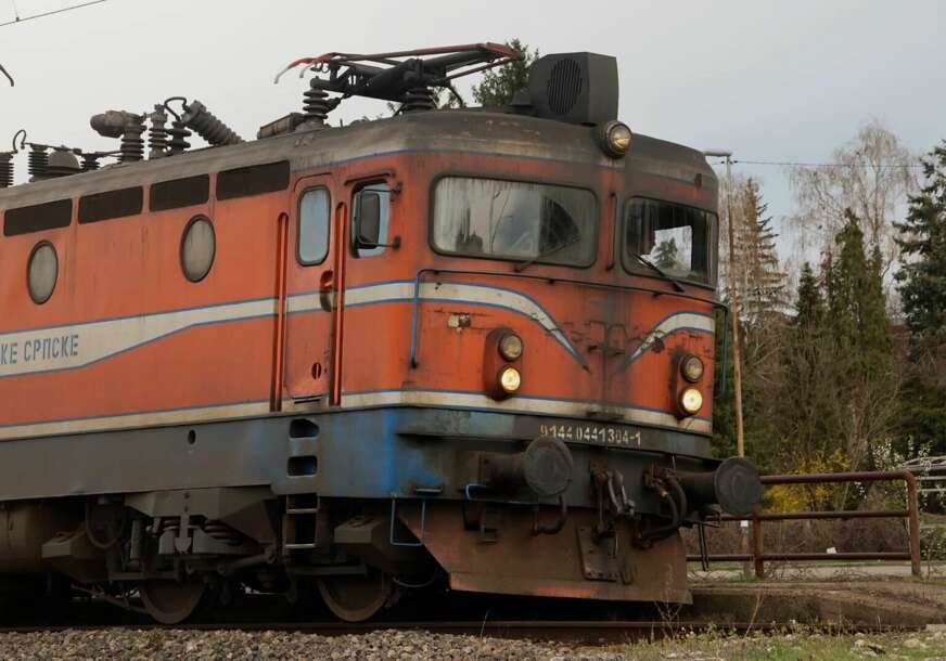 Masovan ODLIV radnika i BLOKADA pružnih prelaza: Sindikat Željeznica RS traži povećanje plata i potpisivanje kolektivnog ugovora Masovan ODLIV radnika i BLOKADA pružnih prelaza: Sindikat Željeznica RS traži povećanje plata i potpisivanje kolektivnog ugovora