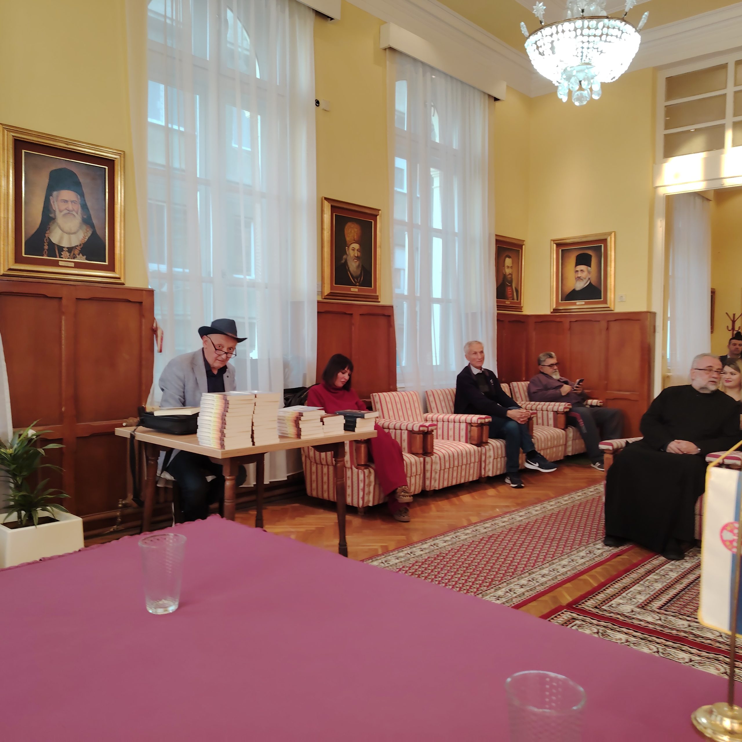 SOMBORSKA PUBLIKA OČARANA NOVIM DJELOM DRAGANA DAMJANOVIĆA: „NEVIDLjIVI SPASITELjI“ MEĐU KORICAMA I PUBLIKOM