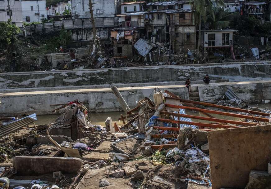 Tajfun Kalmaegi ogolio Filipine: Proglašeno stanje NACIONALNE KATASTROFE, 140 osoba stradalo Tajfun Kalmaegi ogolio Filipine: Proglašeno stanje NACIONALNE KATASTROFE, 140 osoba stradalo